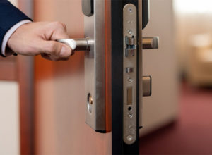 Jak wybrać odpowiednią klamkę do drzwi?